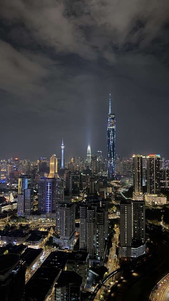 クアラルンプールは夜が強い。屋台街と夜景の振れ幅がかなり大きかった