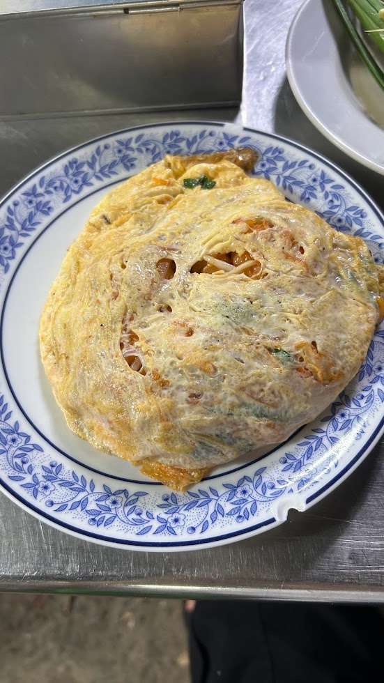 地元レストランで食べたご飯（パッタイ）