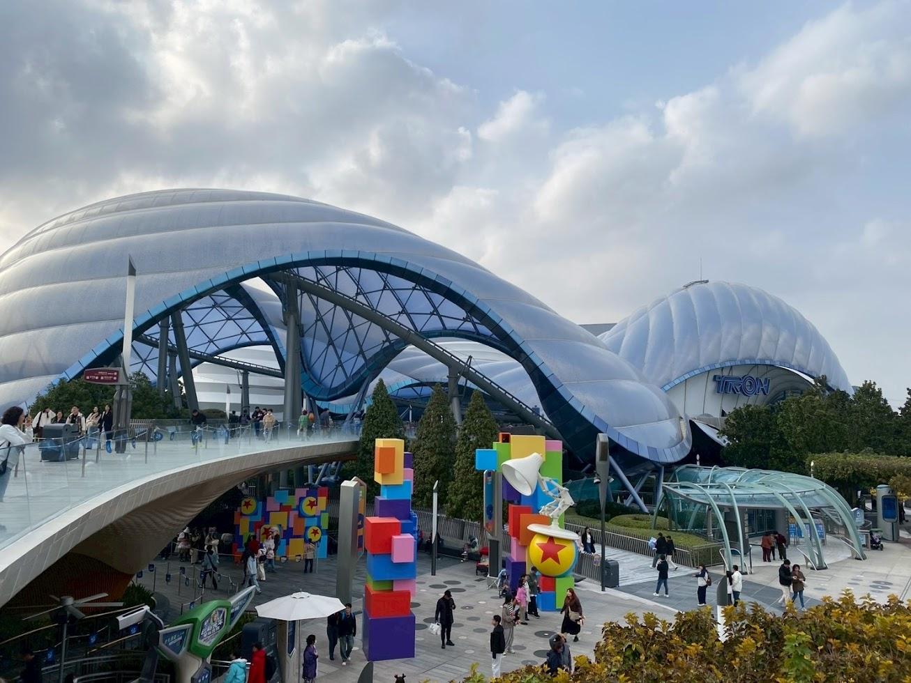 上海ディズニーのトロン・ライトサイクル・パワーラン外観