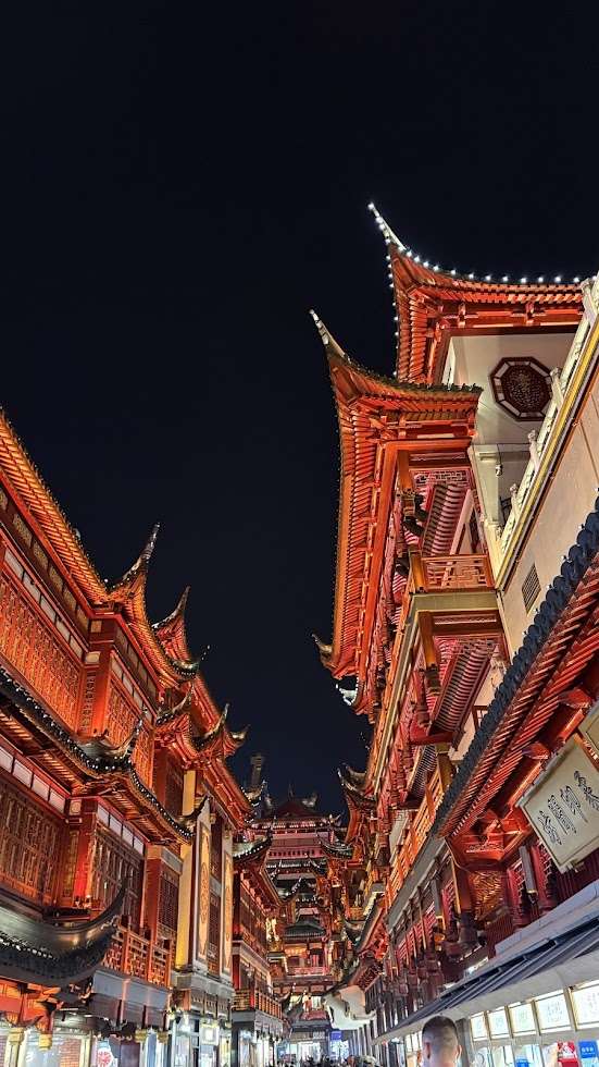 夜にライトアップされた予園の建物群