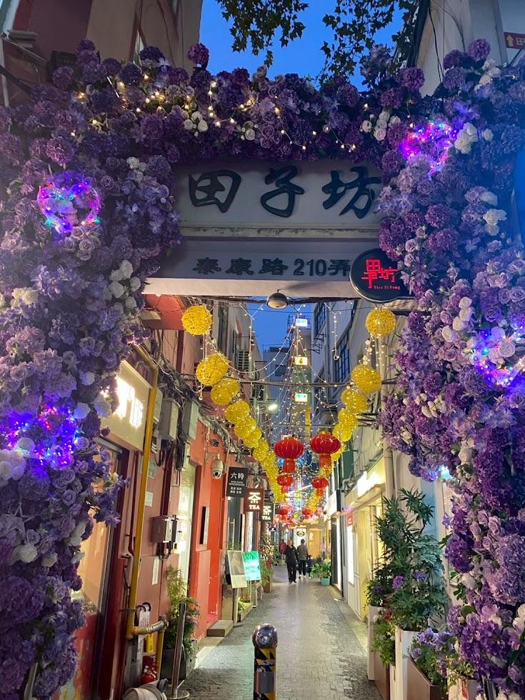 路地に店が並ぶ田子坊の街並み