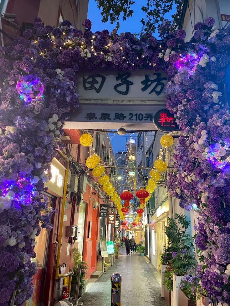 路地に店が並ぶ田子坊の街並み