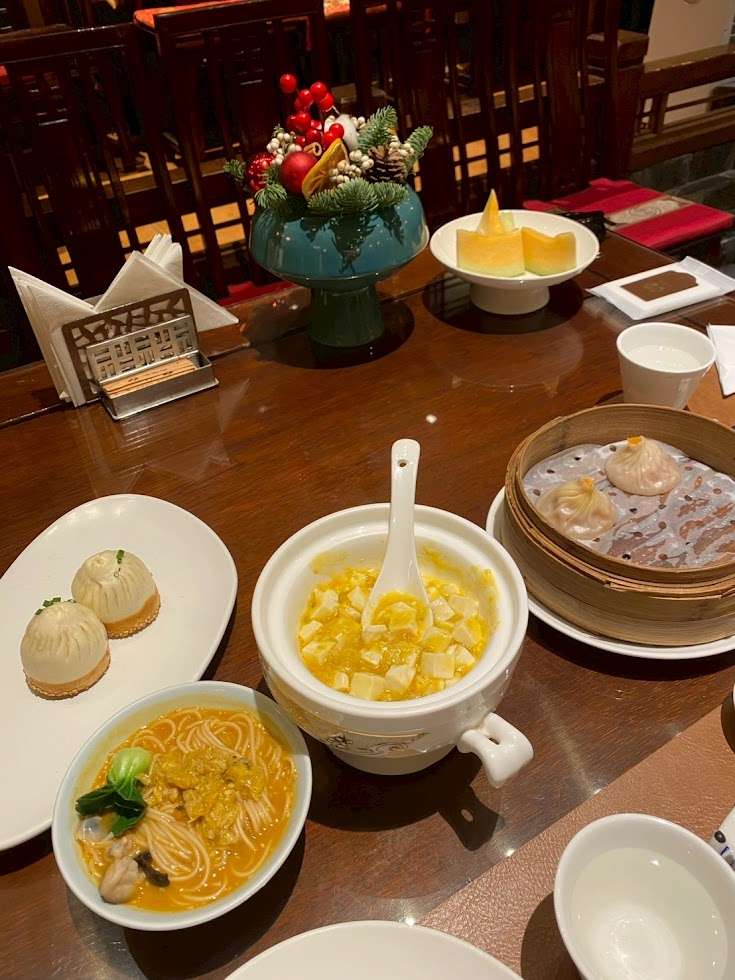 成隆行蟹王府の上海蟹料理のテーブル