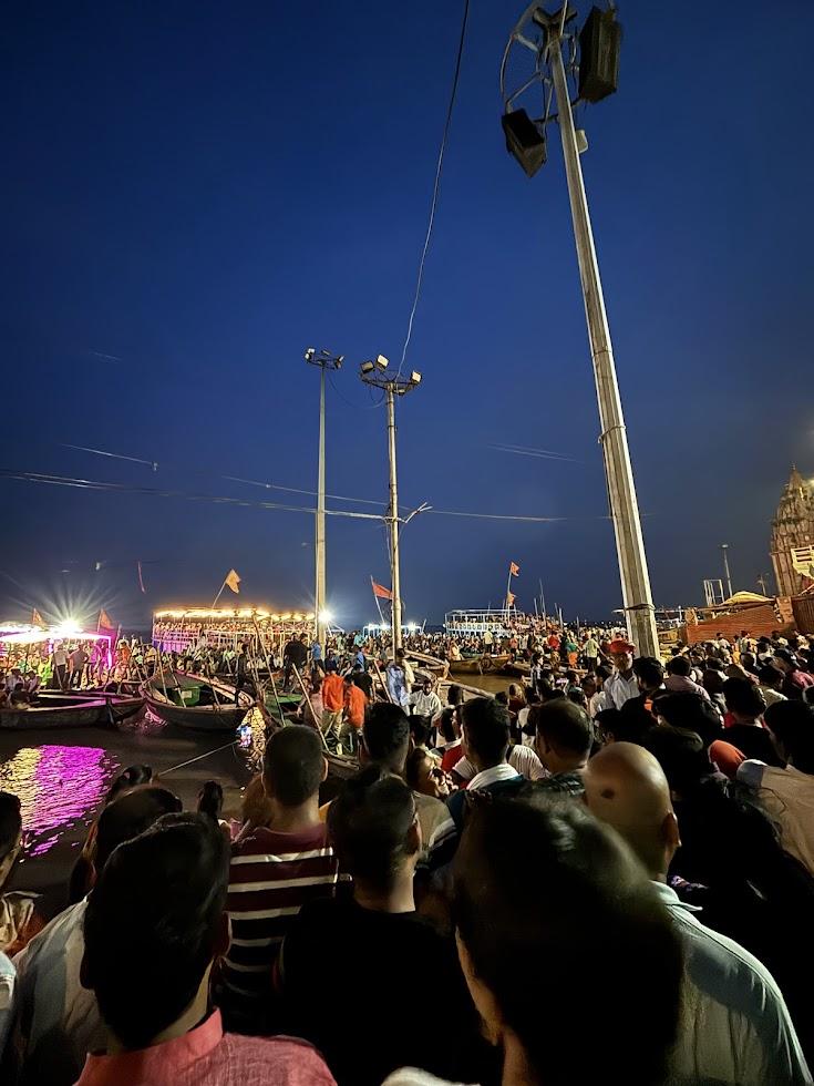ガンジス川近くの祭り（ガンガー・アールティー）