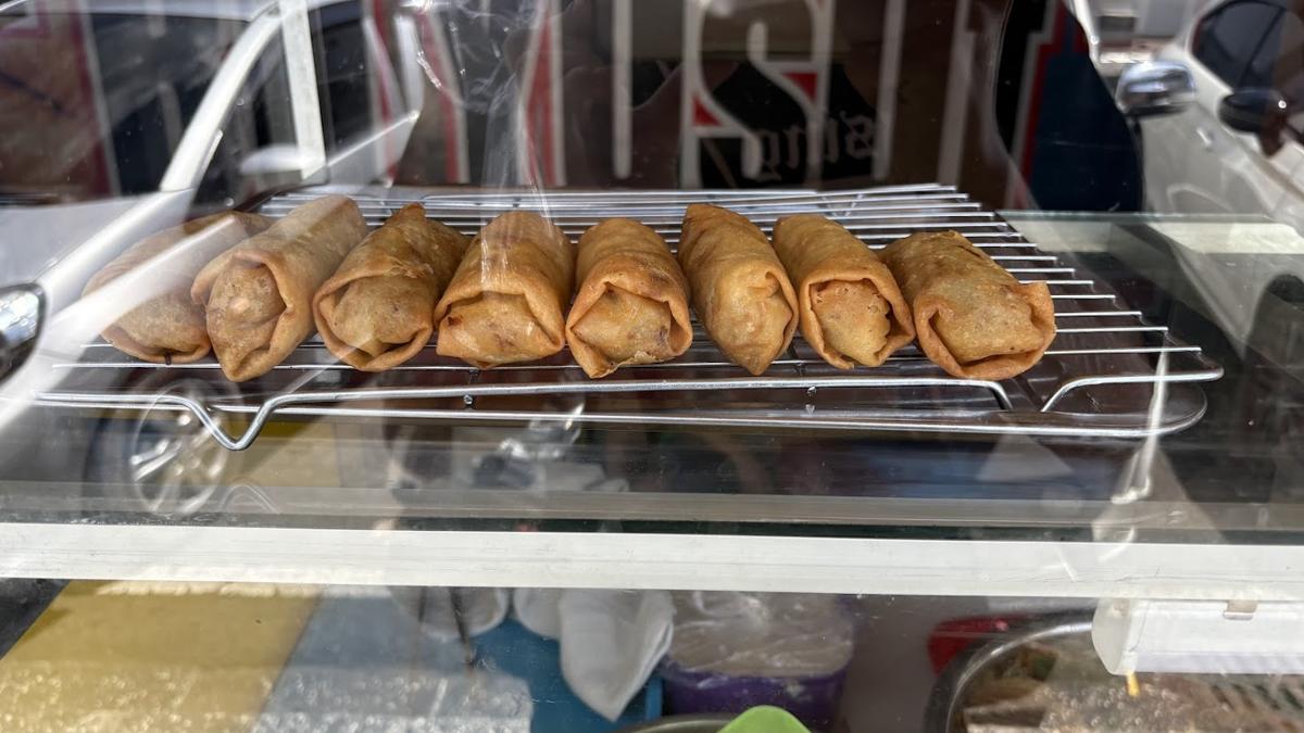 マリオボロ通りで食べた春巻き