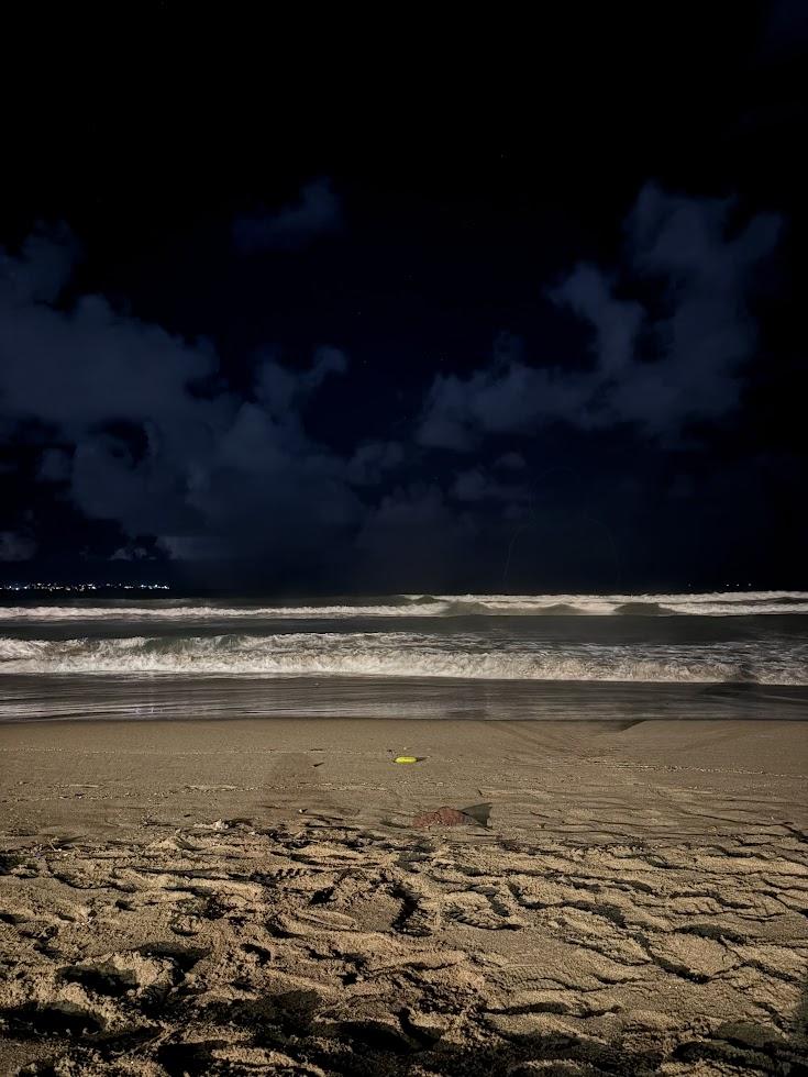 夜のスミニャックビーチ