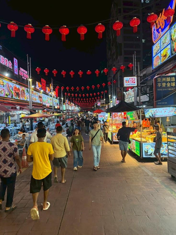 夜のアロー通りの屋台街