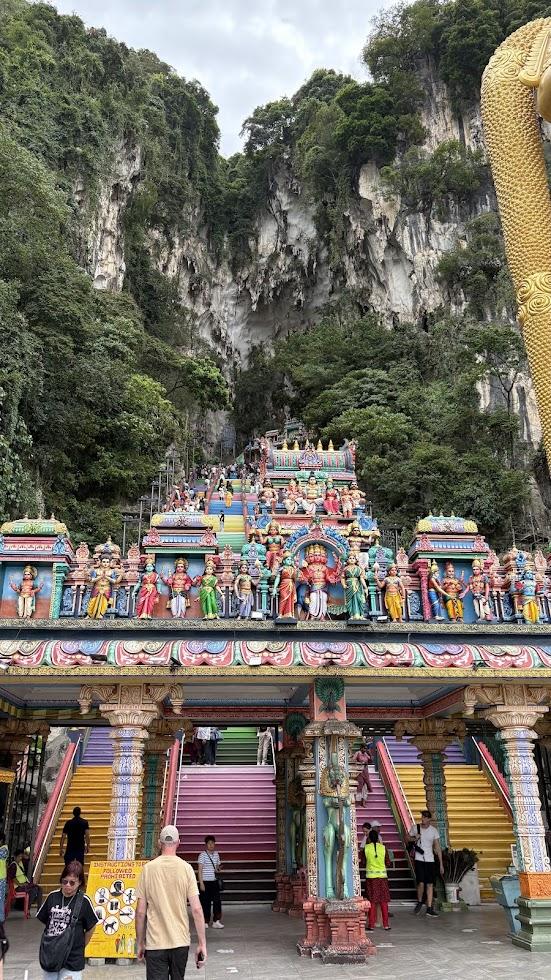 色鮮やかな階段が続くバトゥ洞窟の入口