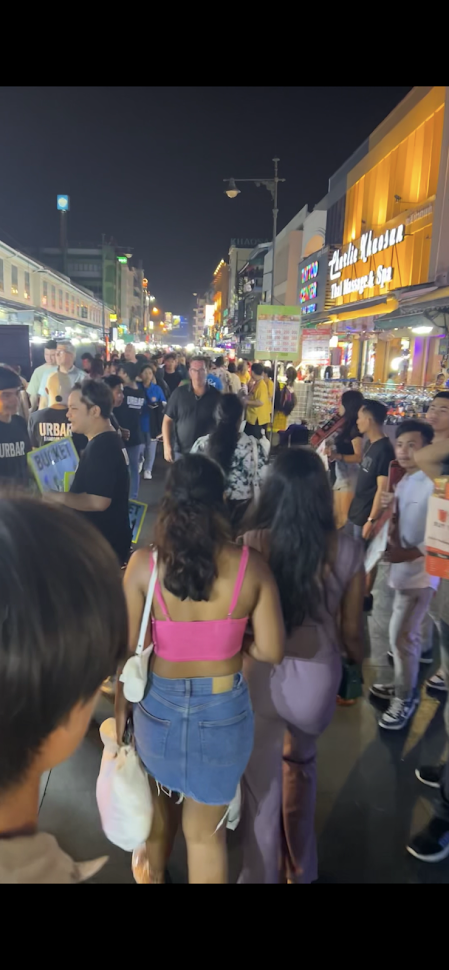 夜のカオサン通りと屋台のにぎわい