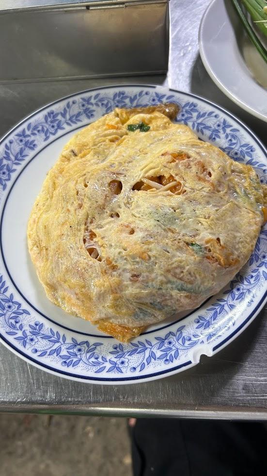 地元レストランで食べたご飯（パッタイ）