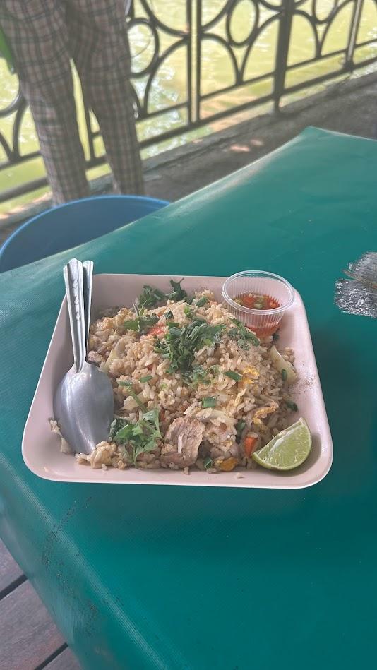 水上レストランで食べたチャーハンの写真