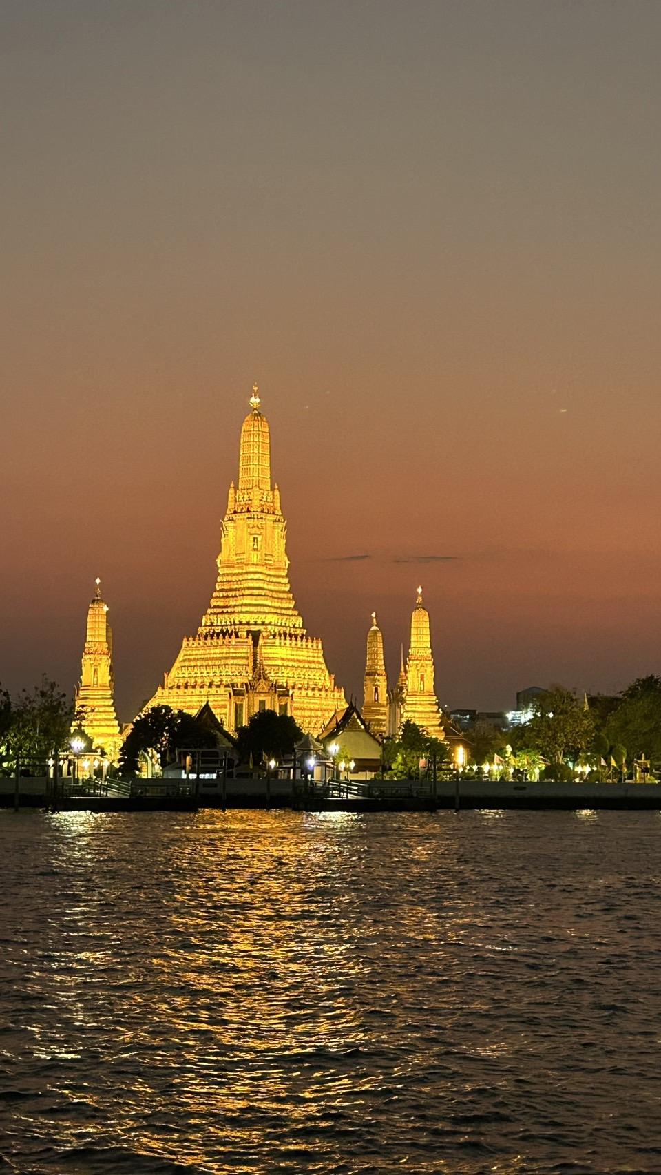 ライトアップされたワット・アルン