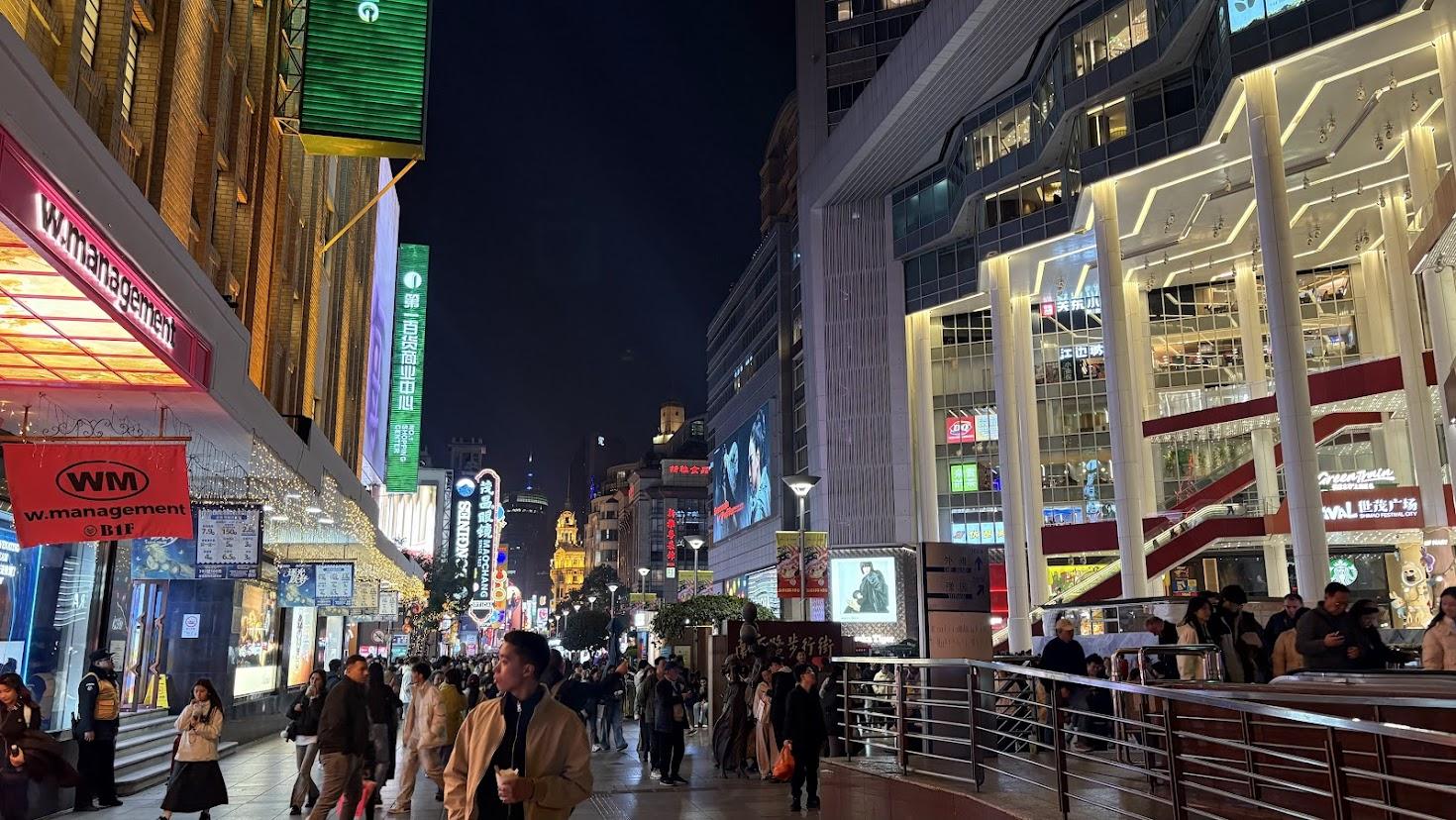 ネオンと人通りが続く南京東路の街並み