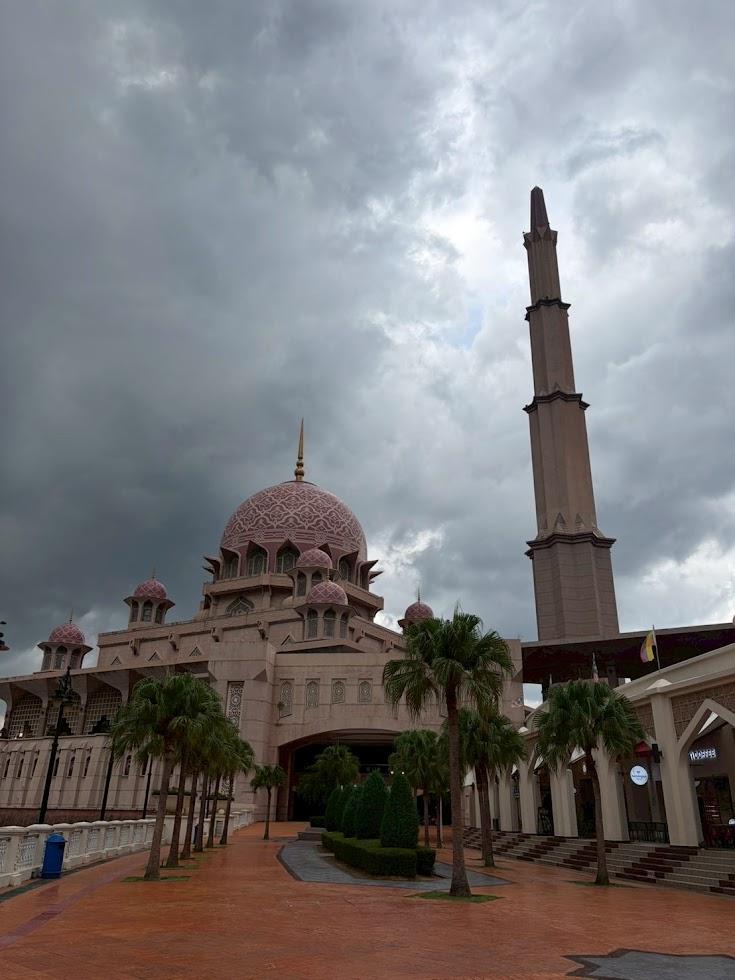 ラマダン中にピンクモスクへ行くなら要注意。通常の観光時間では動けません