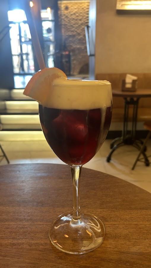 Cervecería La AbadíaのTinto de verano con espuma de maracuya